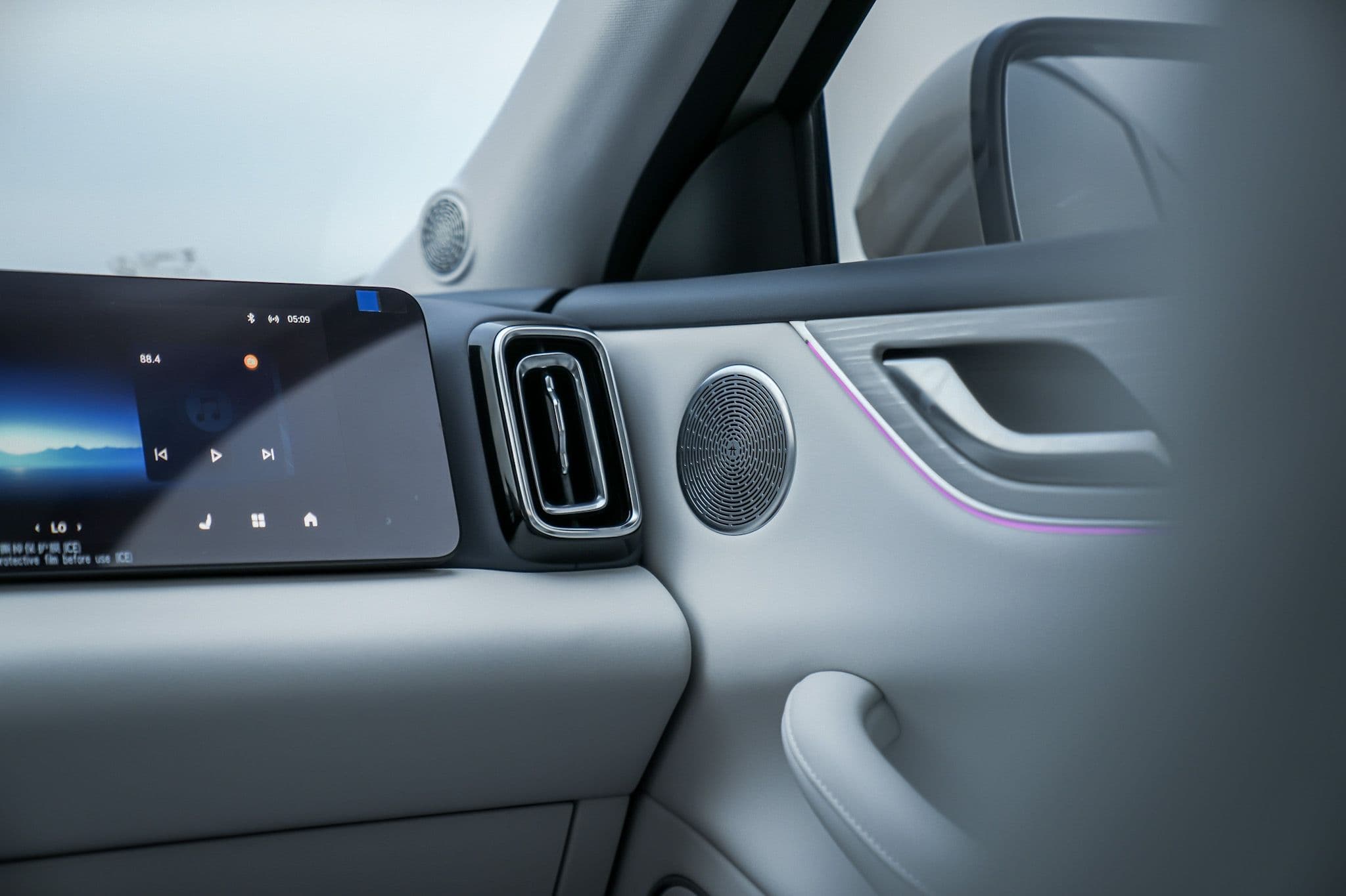 Electric A/C Dual Zone + Front seats ventilation