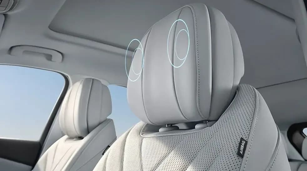  Equipped with 2 headrest  loudspeakers, enjoy a private space 