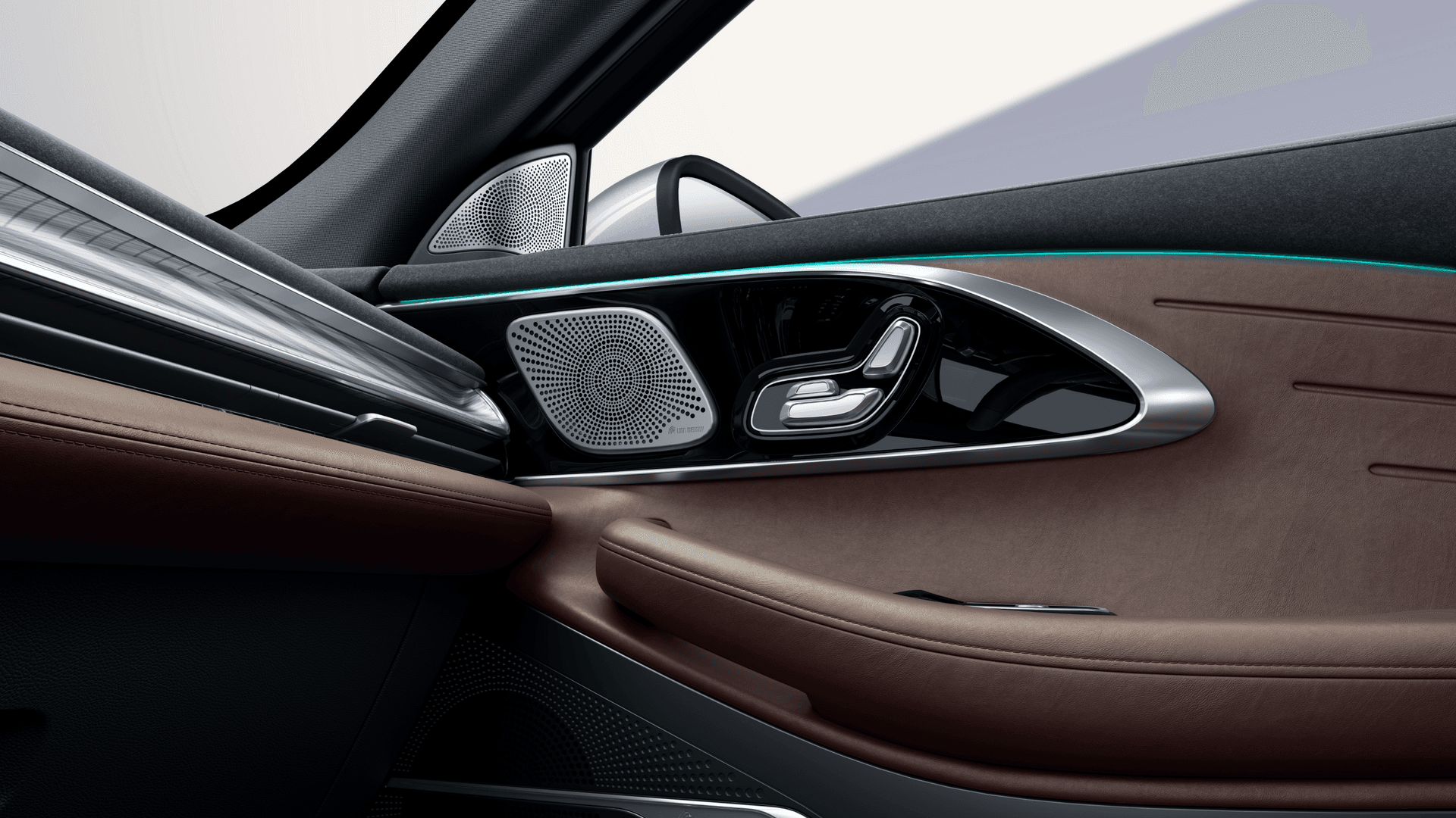 صورة من الداخل لسيارة Exceed TXL مع النظام الصوتي